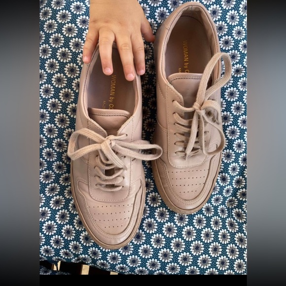 Size 37. Fits more like a US 7.5. Selling because too large. - Picture 2 of 9